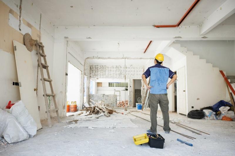 Как ремонтировать дом – самостоятельно или найти бригаду строителей?